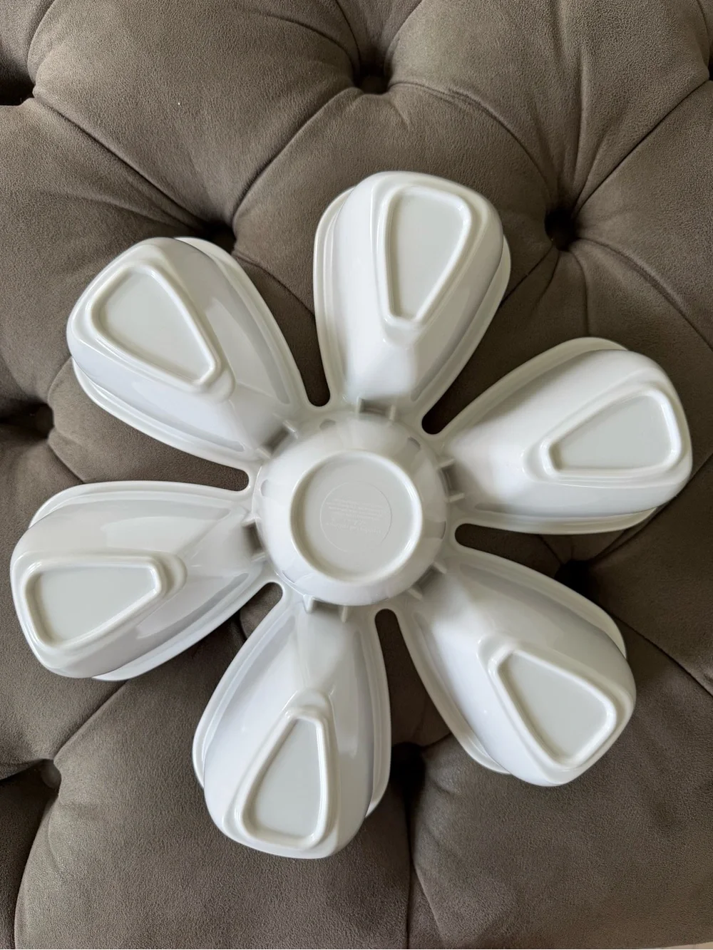 NEW Cupcakes & Cashmere Daisy Flower Snack Server Dish Melamine Container